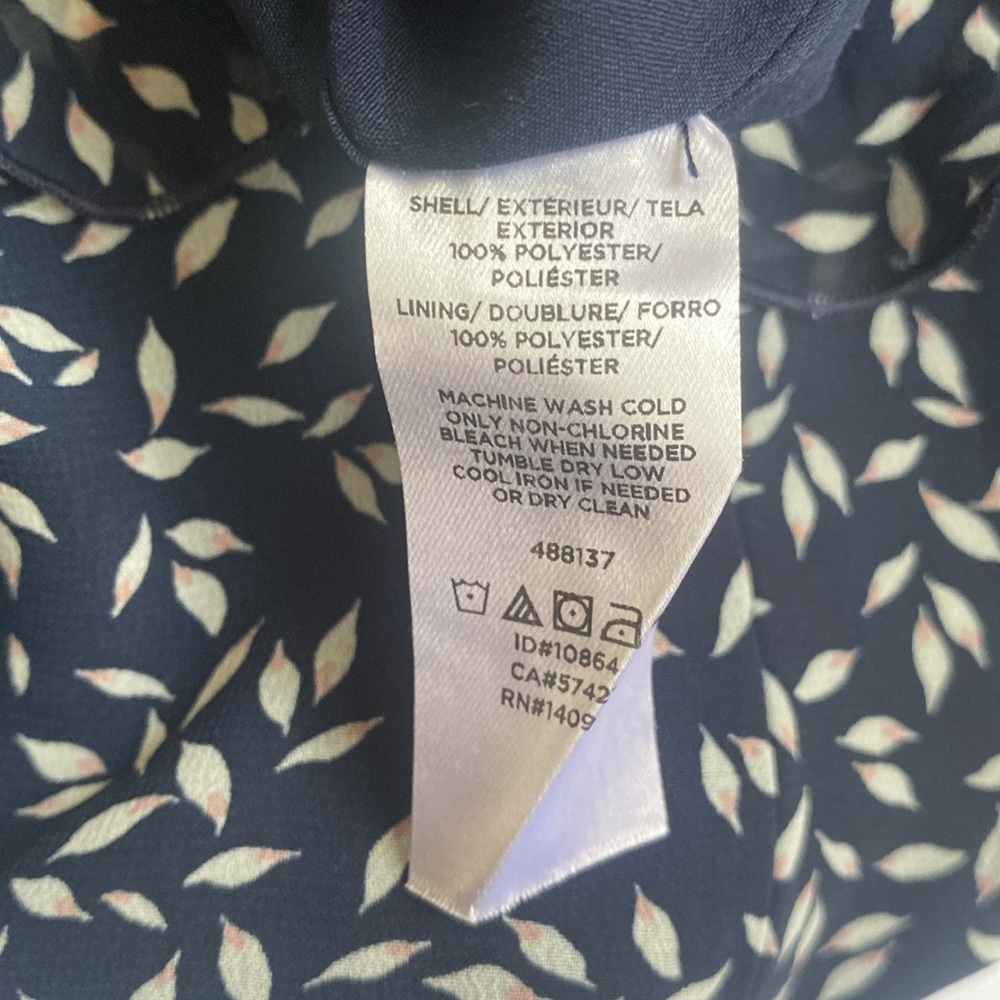 LOFT Outlet Floral Jumpsuit Size 8 Ruffle V-Neck Navy White Effortlessly chic✨ - Picture 16 of 16